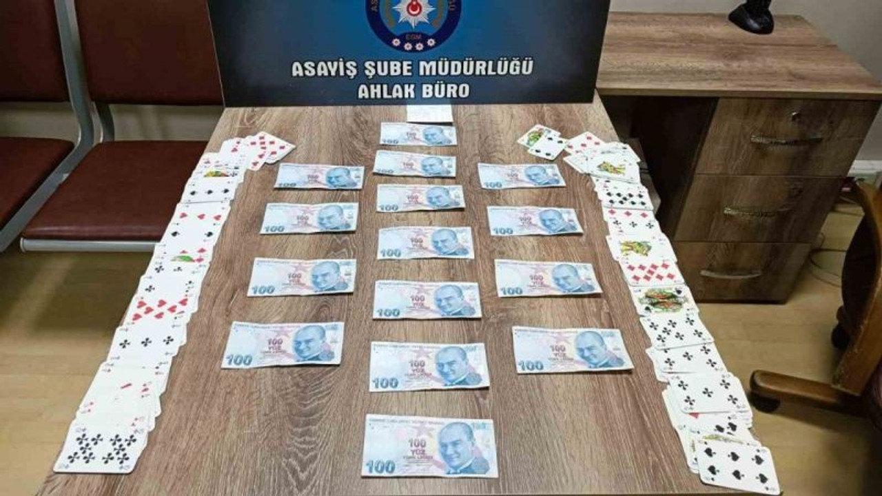 Kumar oynarken suçüstü yakalandılar