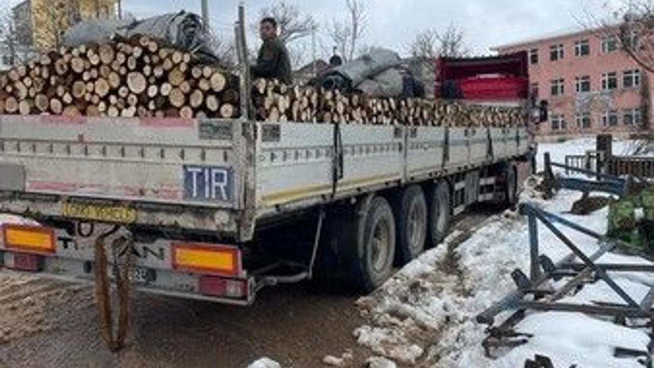Kışlık odunlarını depremzedelere gönderdiler