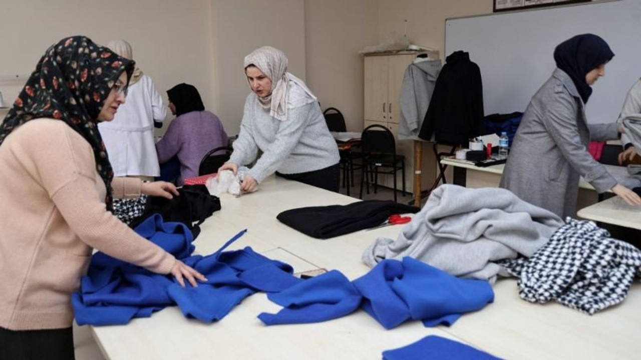 Deprem bölgesine kışlık çocuk takımlarını elleriyle diktiler