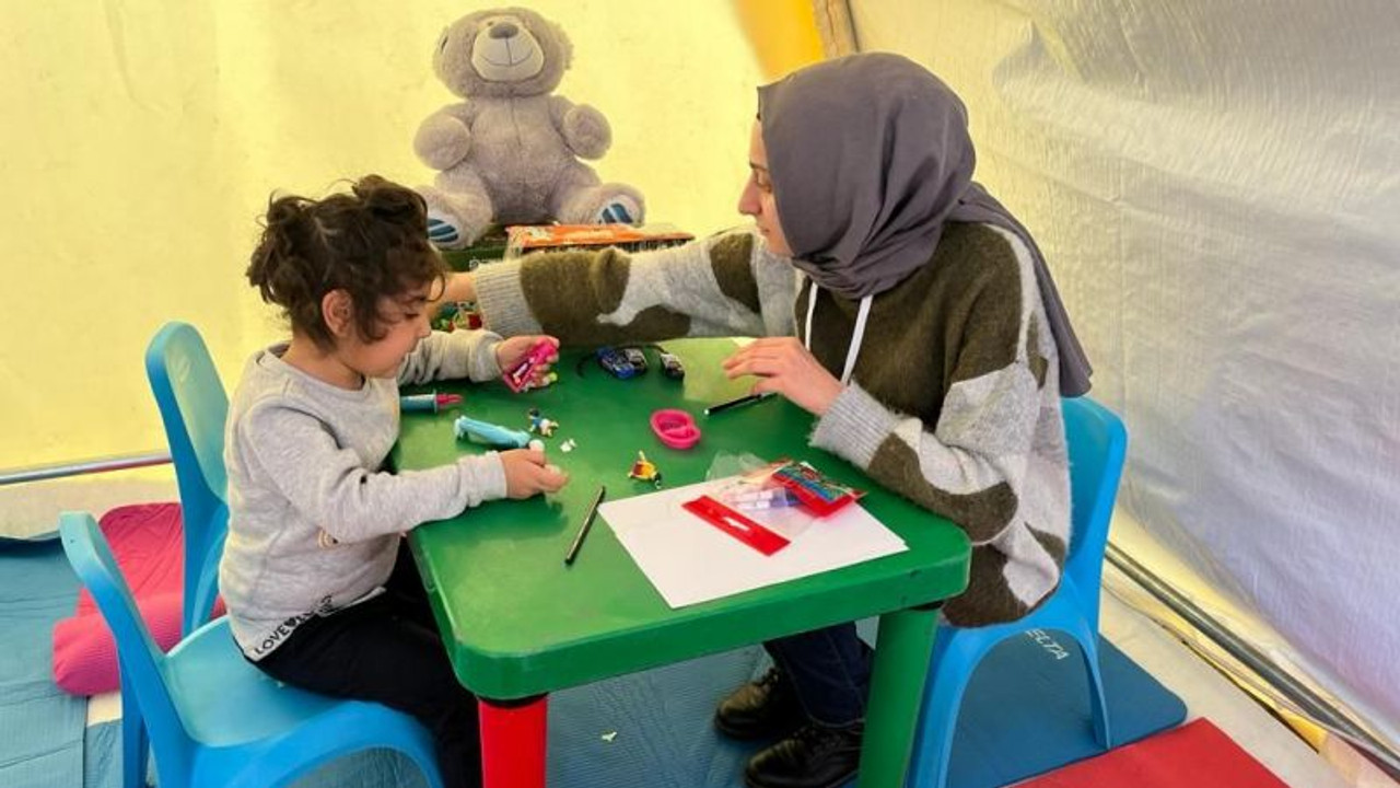 Depremzede çocuklara Büyükşehir'den oyunlu terapi