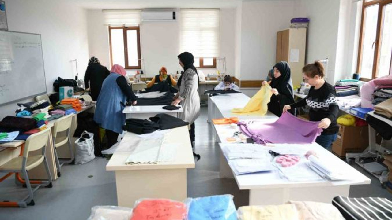 Depremzedeler için battaniye ve eşofman takımı üretiyorlar