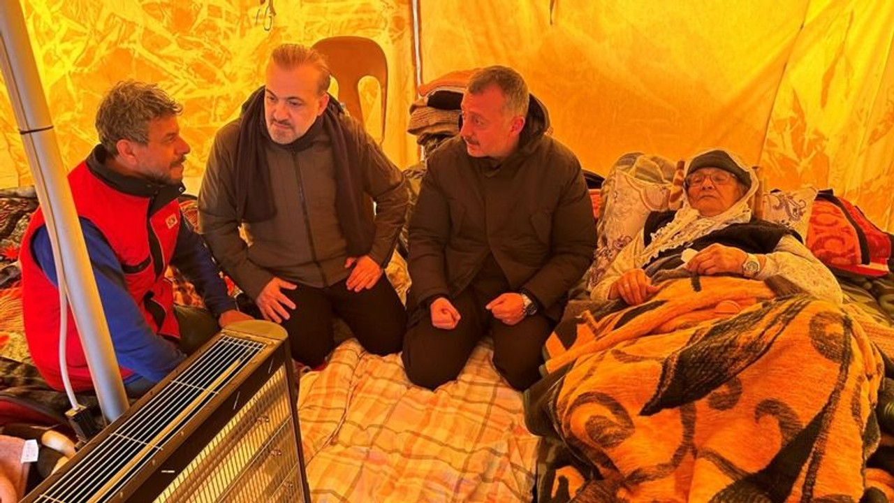 Raziye teyze Büyükakın'ın sürprizine dualarla karşılık verdi