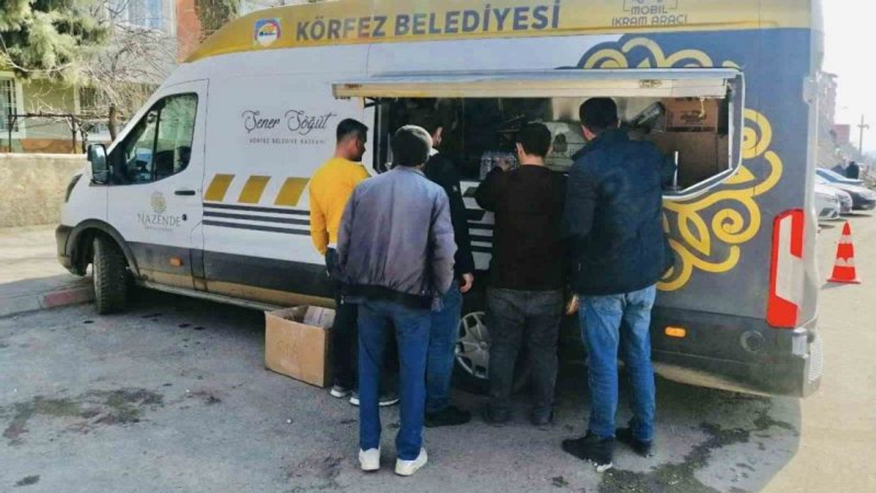 Depremzedelere her gün çorba ve çay ikram ediliyor