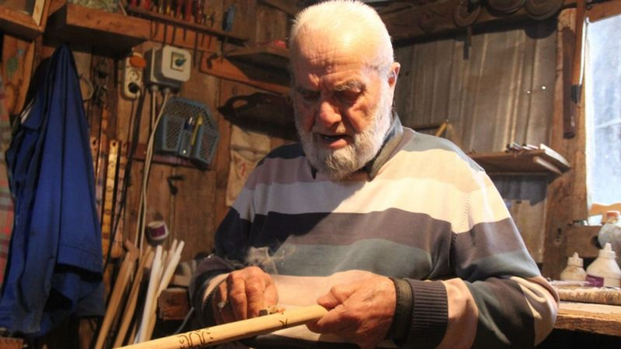 Yürümekte zorlanan afetzedeler için baston yaptı