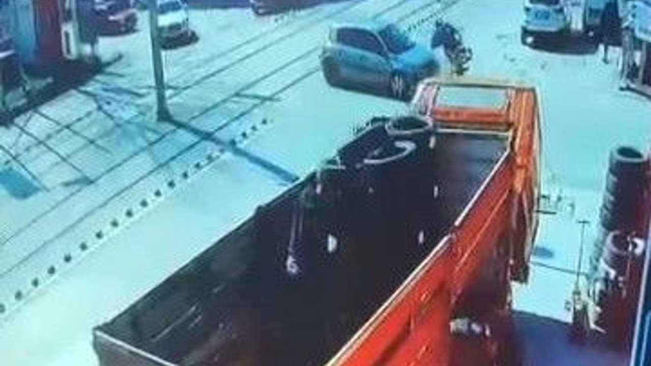 Motosiklet otomobil ile çarpıştı, yaralılar var!