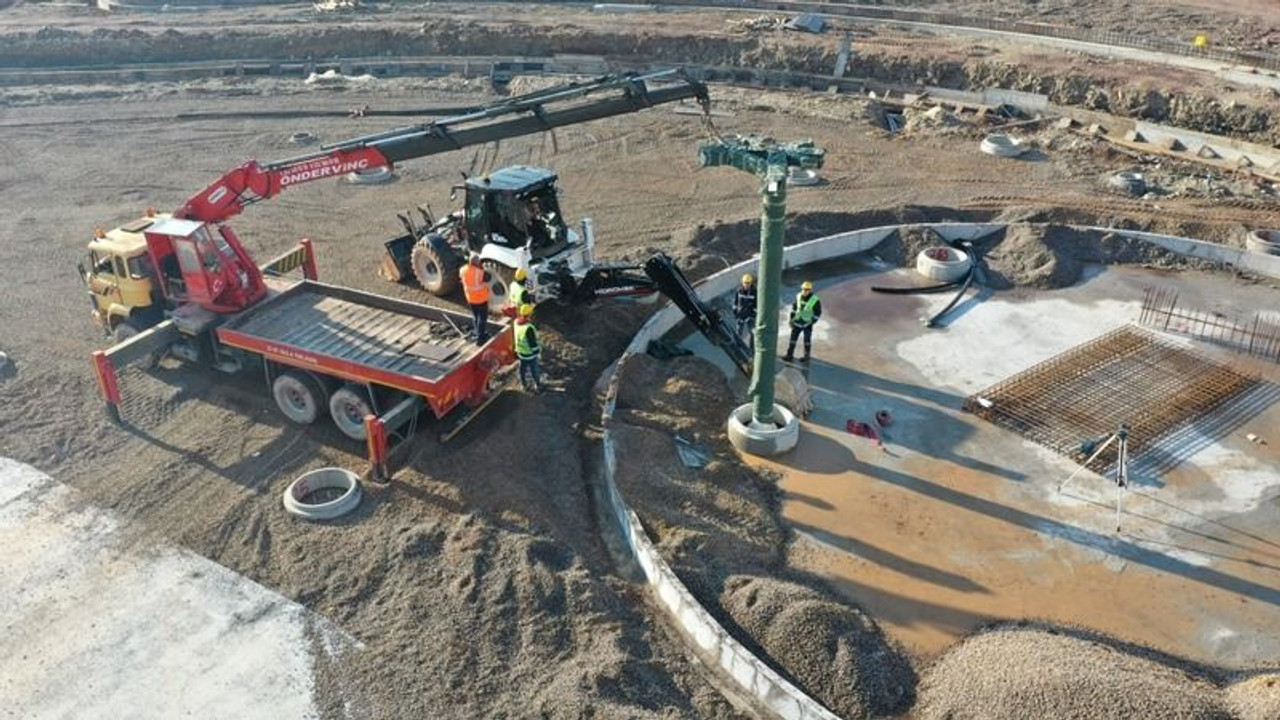 Milli İrade Meydanı'nda çelik konstrüksiyon montajı yapılıyor