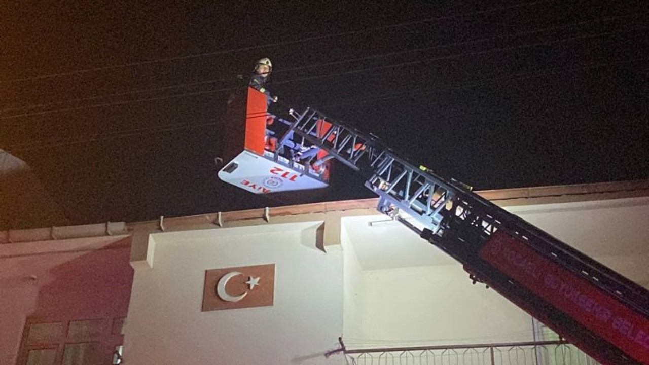 3 Katlı binanın çatısında korkutan yangın!