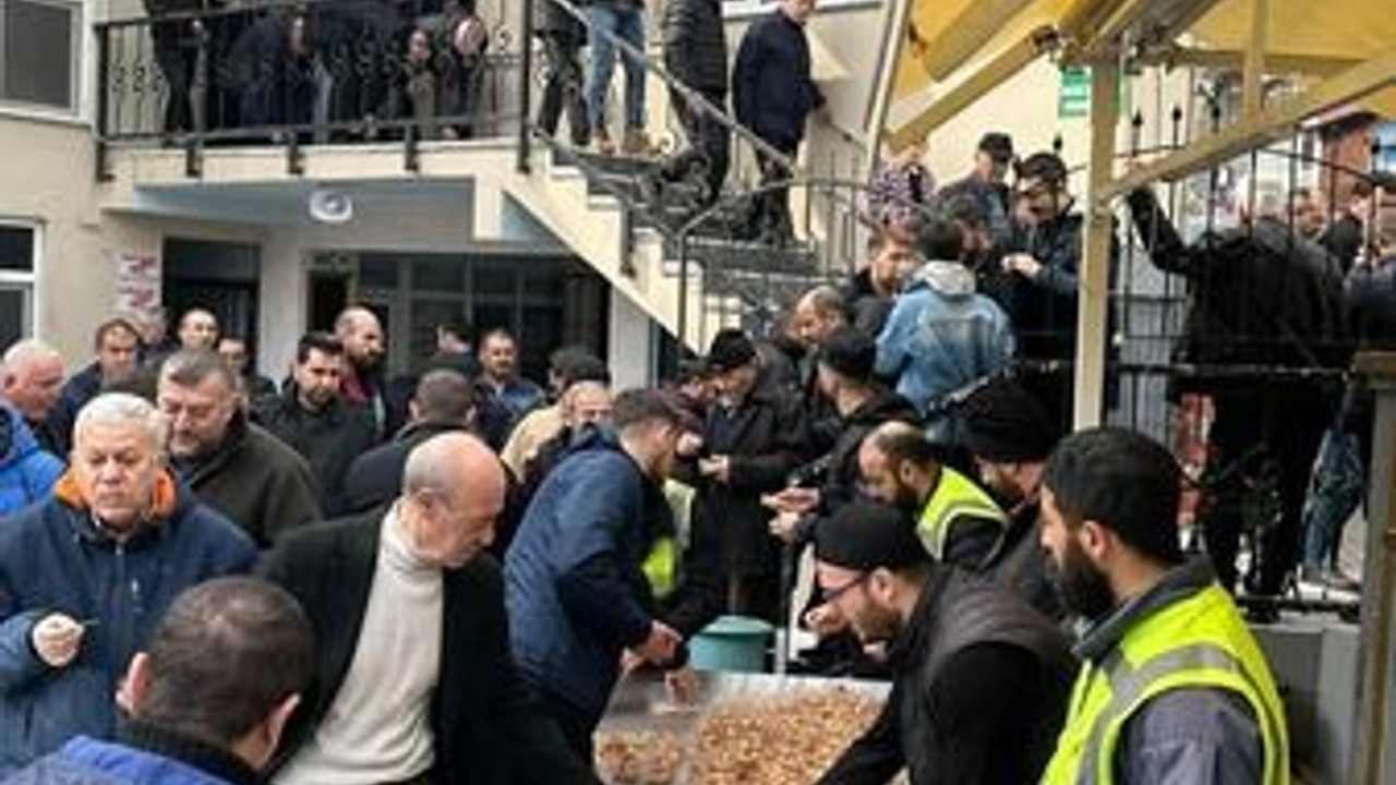 Depremzedeler için lokma dağıttılar