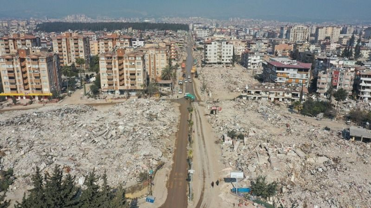 Defne’de enkazı Büyükşehir kaldırıyor