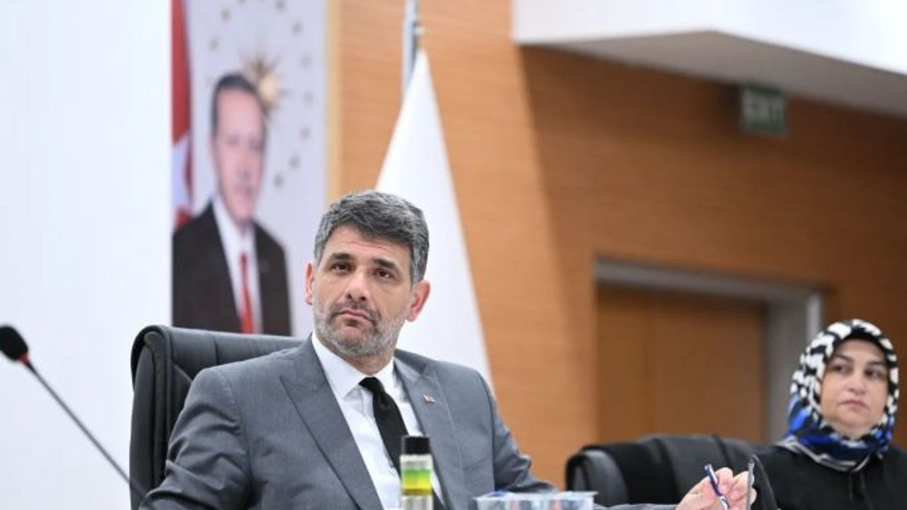 O mecliste depremde yaşamını yitirenler anıldı