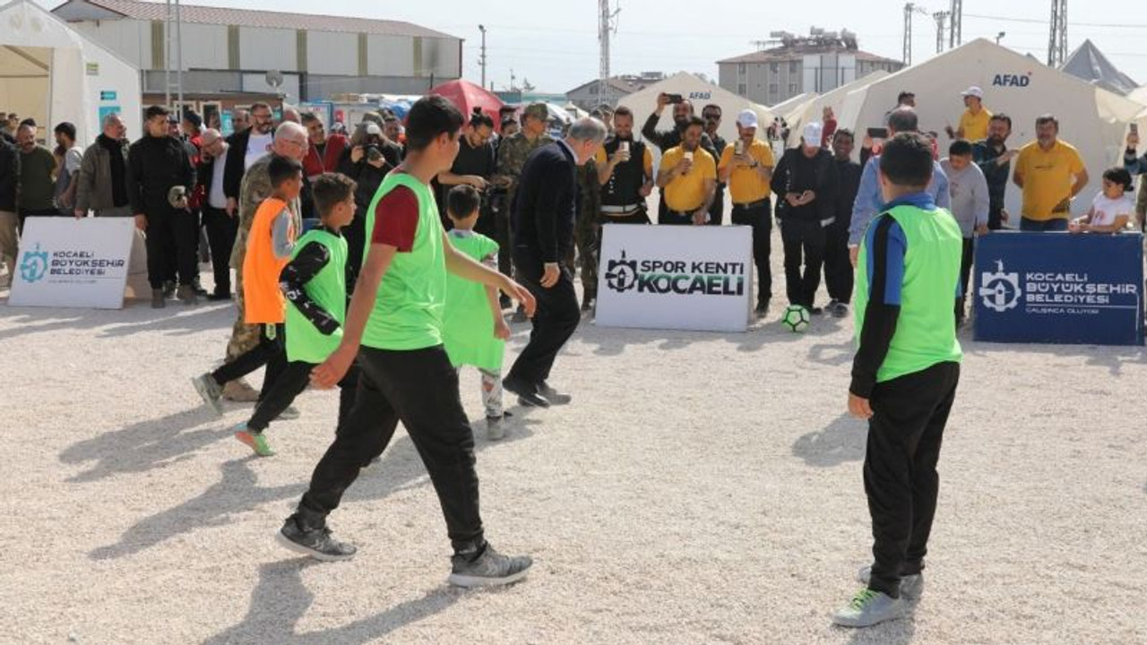 Bakan Akar, Büyükşehir’in çadır kentinde çocuklarla futbol oynadı