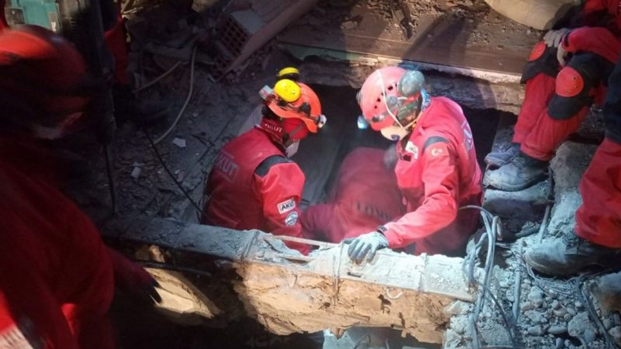 Yıkıntıların arasından 27 kişiyi sağ çıkardılar