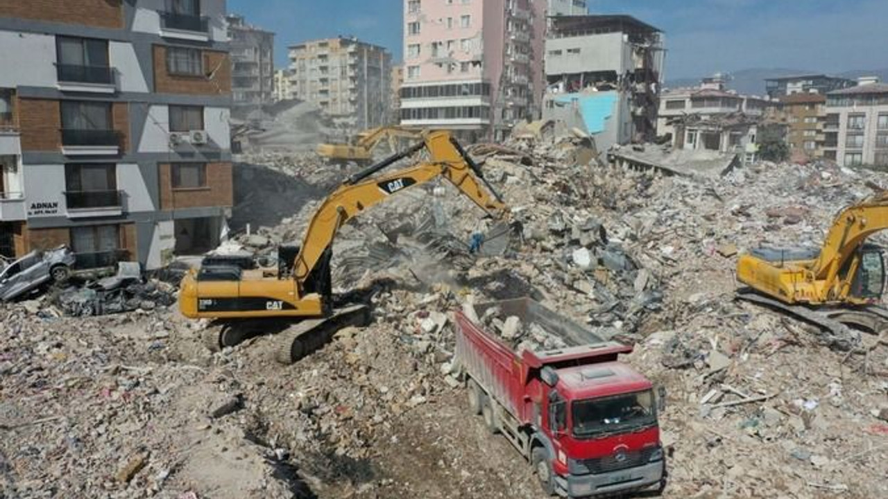Büyükşehir, Hatay'da ağır hasarlı 51 binanın yıkımını gerçekleştirdi