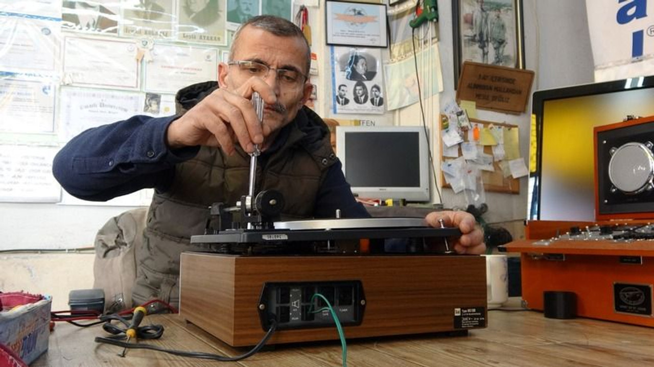 Bozuk radyoyu tamir ederek başlamıştı, dükkan sahibi oldu