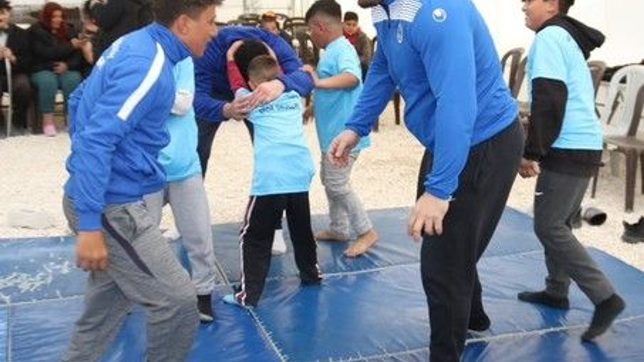 Depremzede çocuklar başpehlivanları tuş etti