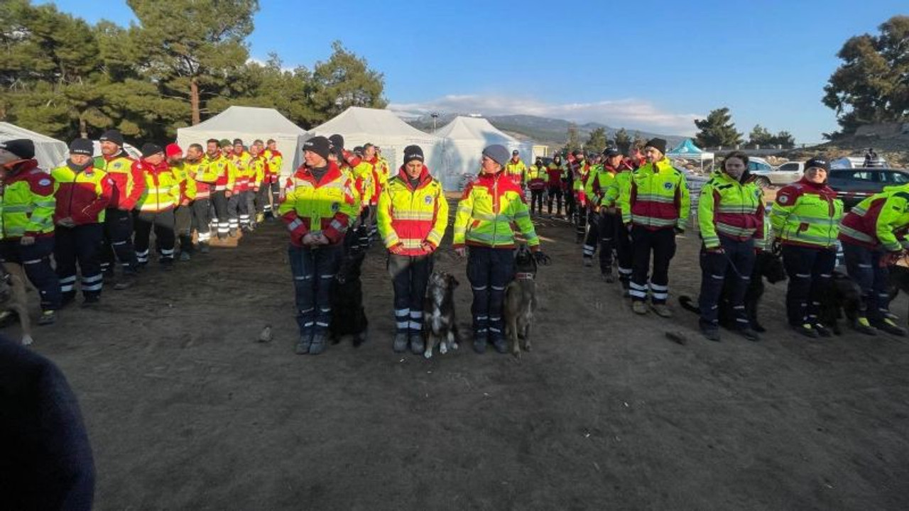 Depremde 56 kişiyi sağ çıkaran ekip Zeynep'i unutamıyor
