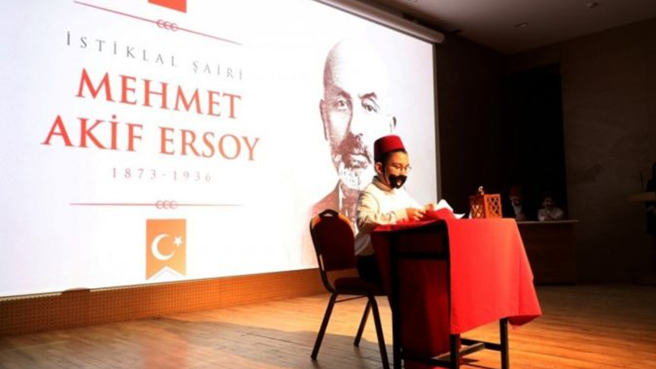 Sahnede istiklal şairini anlattılar
