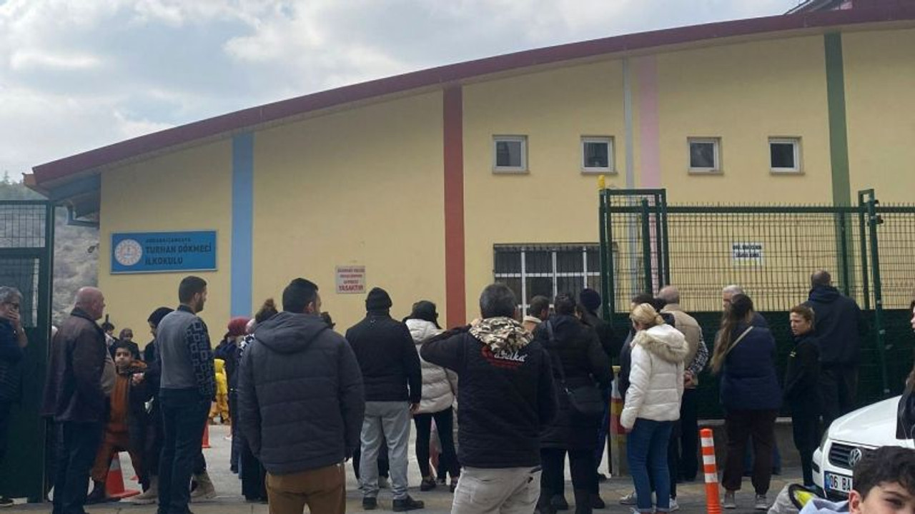 Sinir krizi geçirdi ilkokuldaki 20 kişiyi rehin aldı