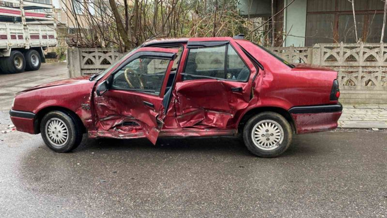 Önce otomobille çarpıştı, sonra duvara vurdu, sürücü sıkıştı