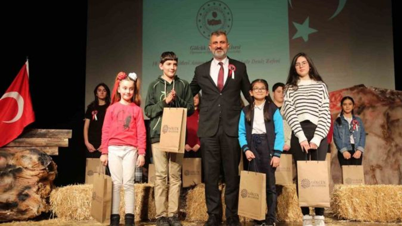 Çanakkale Zaferi’nin tiyatro oyunu dakikalarca ayakta alkışlandı