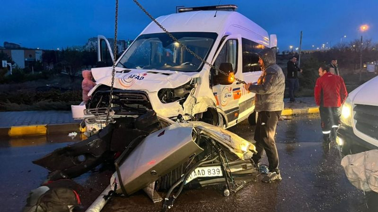 AFAD aracı kaza yaptı ölü ve yaralılar var