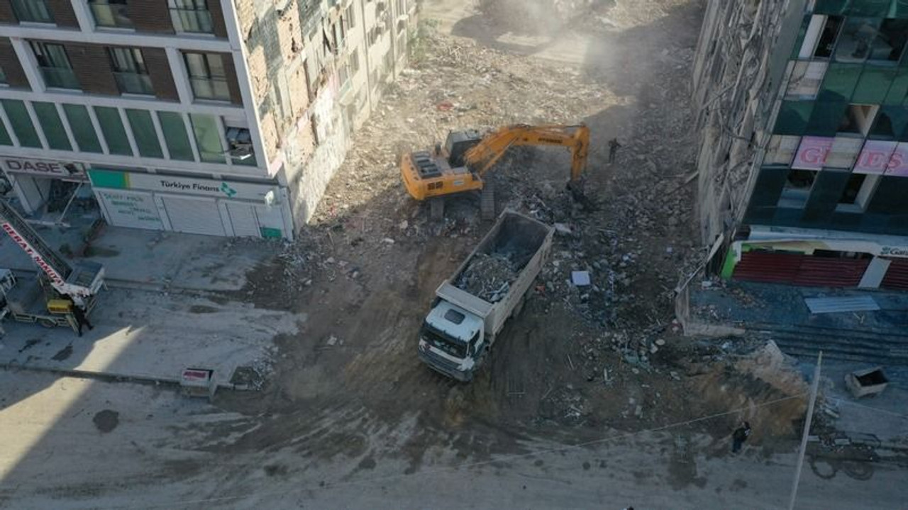 Büyükşehir 15 günde 42 enkaz kaldırdı