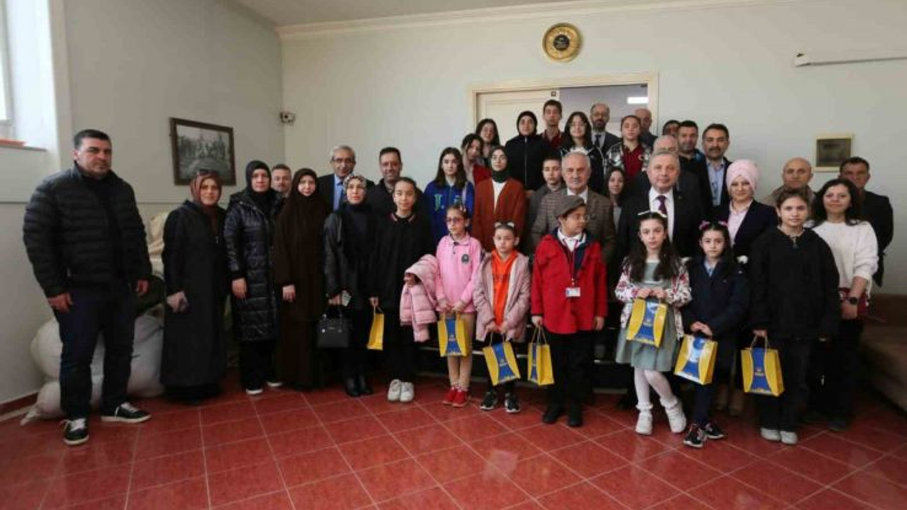 Yarışmada dereceye giren öğrencilere Başkan Aygün’den ödül