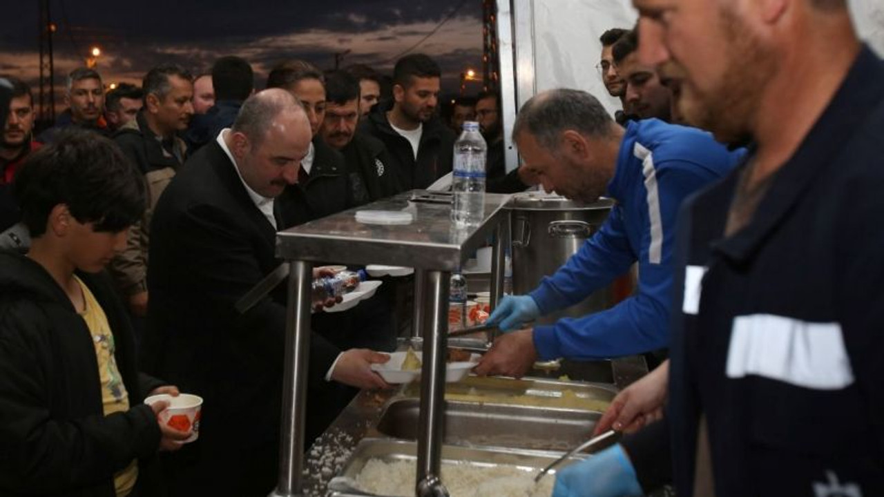 Bakan Varank orucunu Kocaeli çadır kentte açtı