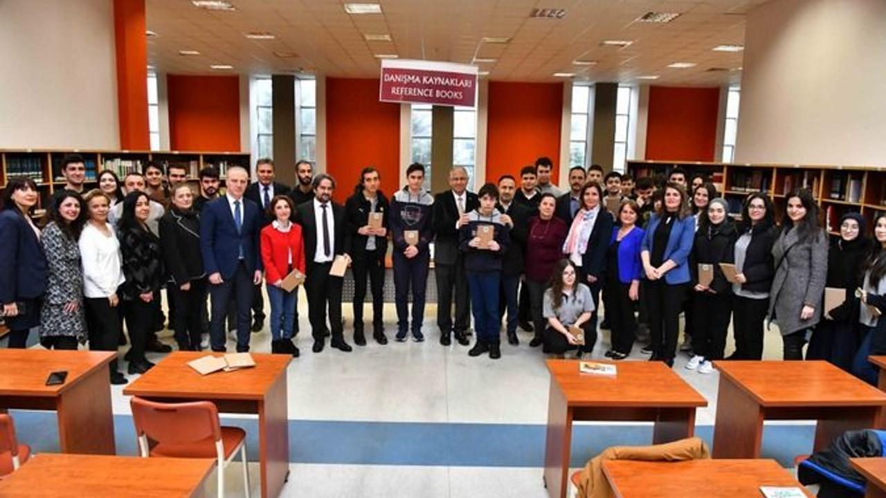 KOÜ’den deprem bölgesine kitap bağışı