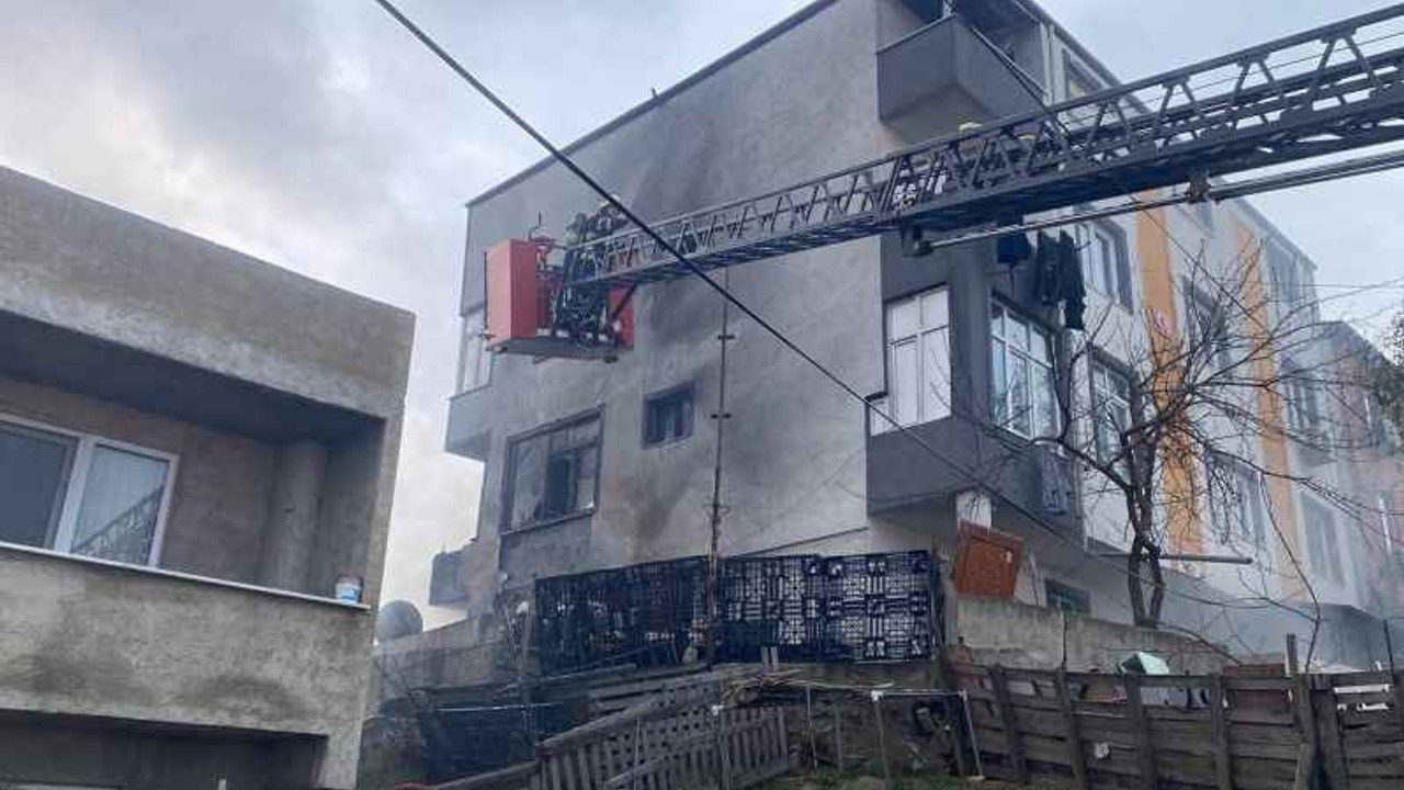 Araç lastikleri alev alev yandı, bina sakinleri kavgaya tutuştu