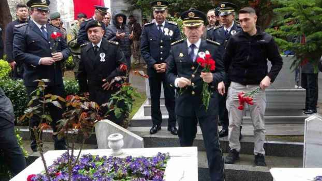 Polis haftasında şehitler de unutulmadı, emniyet müdürü tek tek mezarlarına karanfil bıraktı