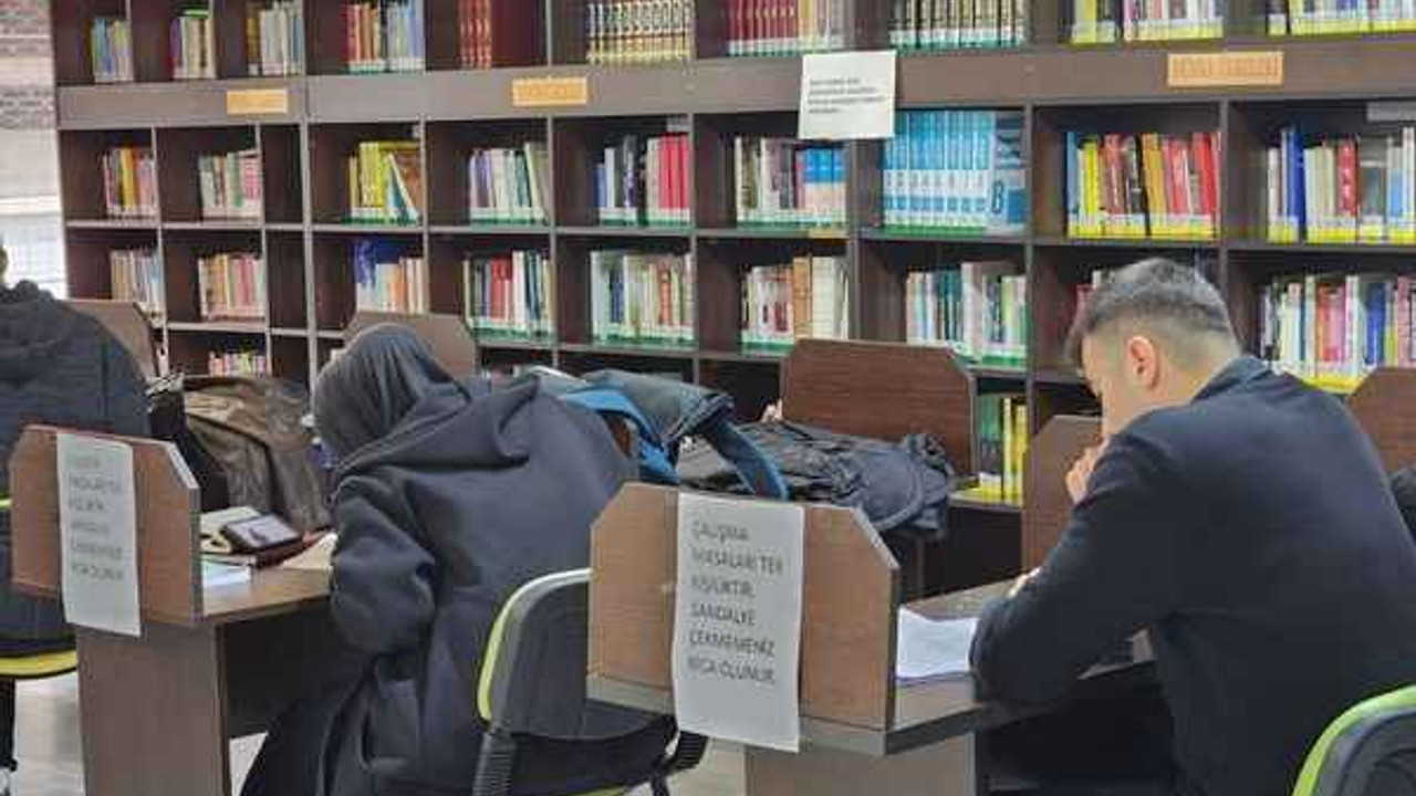 Gölcük Belediyesi kütüphaneleri gençlerin uğrak noktası oldu