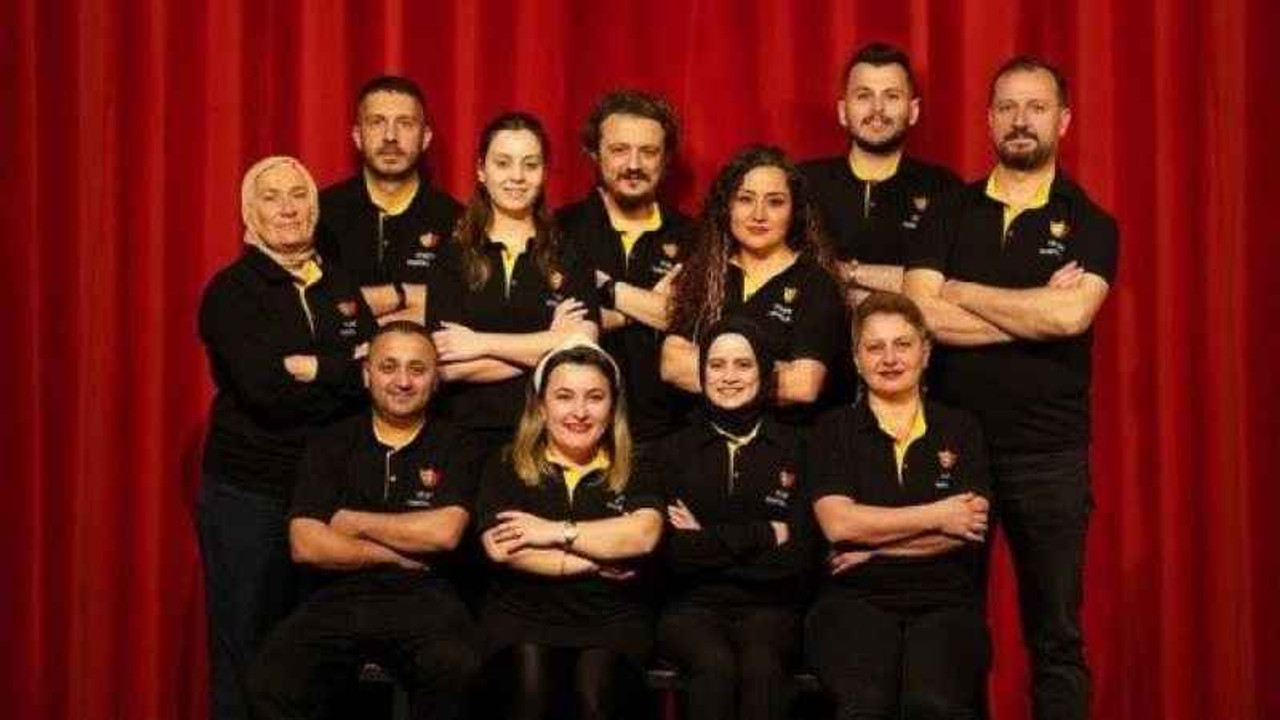 Bu tiyatroda yalnızca sağlık çalışanları rol alıyor