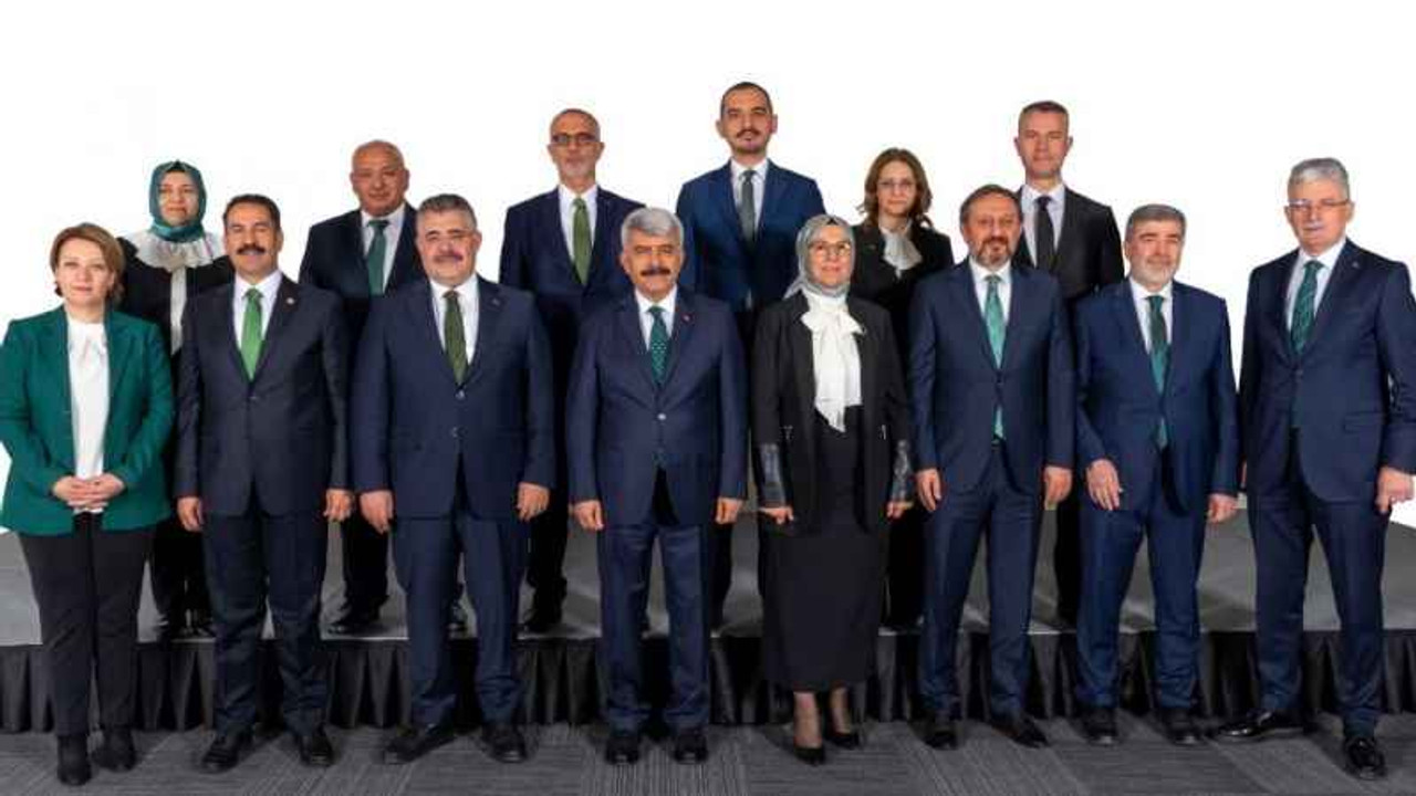 AKP'li vekiller ve adaylar fotoğraf çekimi için stüdyoya girdi