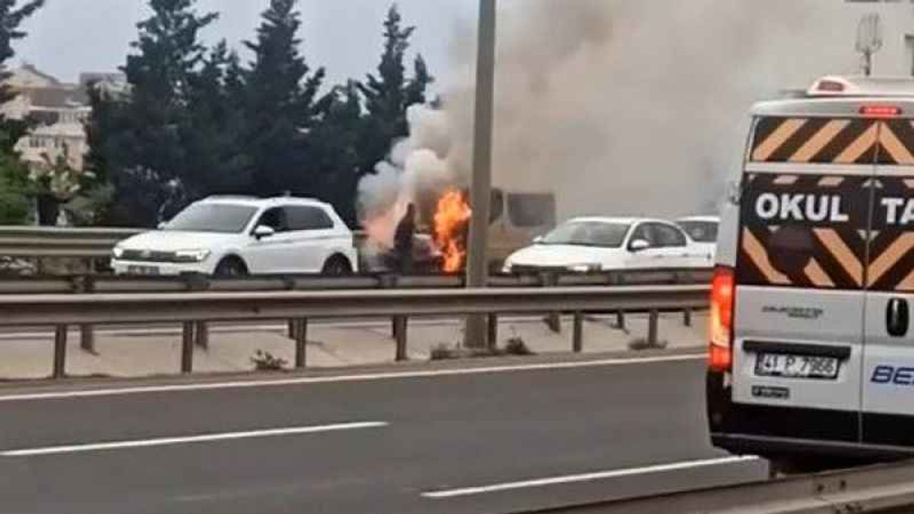 Seyir halindeki araç alev alev yandı