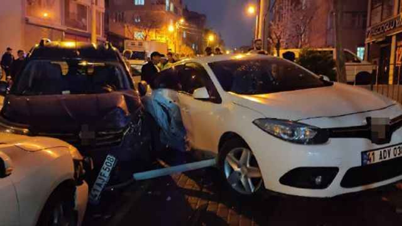 Hafif ticari araç park halindeki iki otomobili kullanılamaz hale getirdi