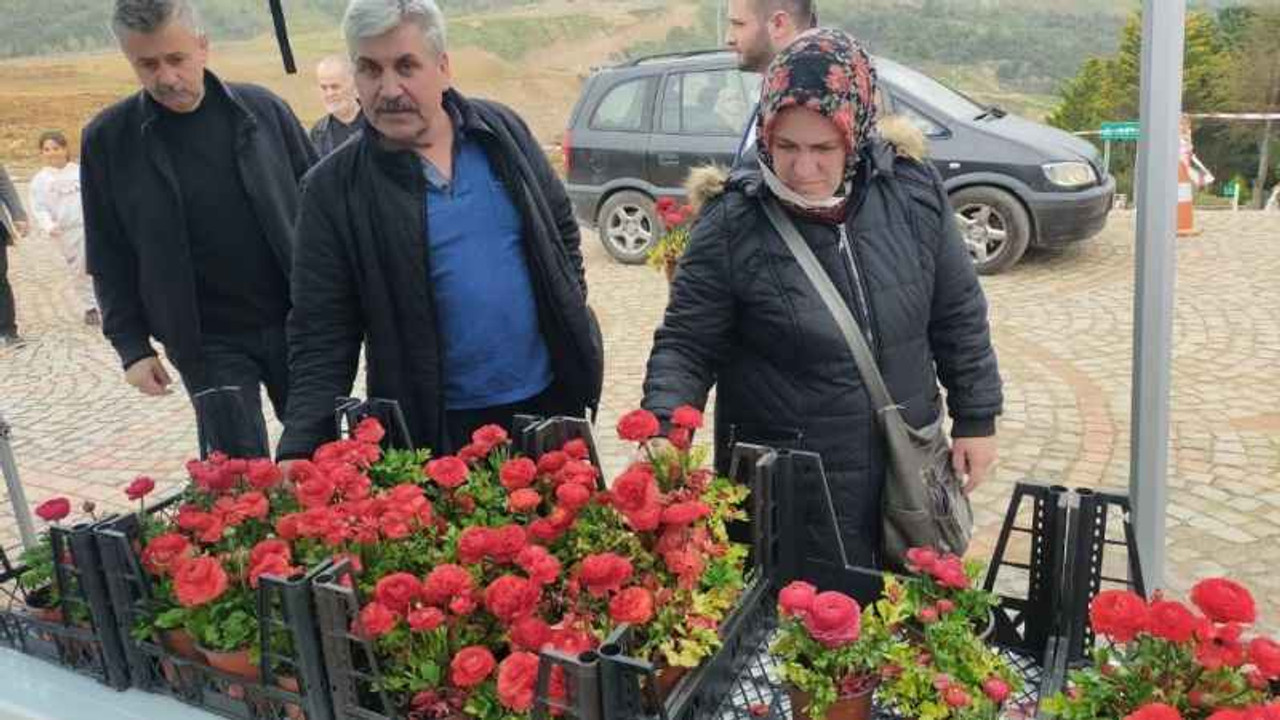 Büyükşehir’den mezarlıklarda çiçek dağıtımı
