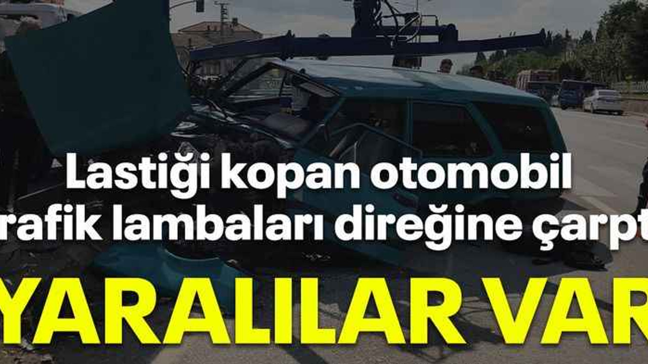 Lastiği kopan otomobil trafik lambaları direğine çarptı, yaralılar var