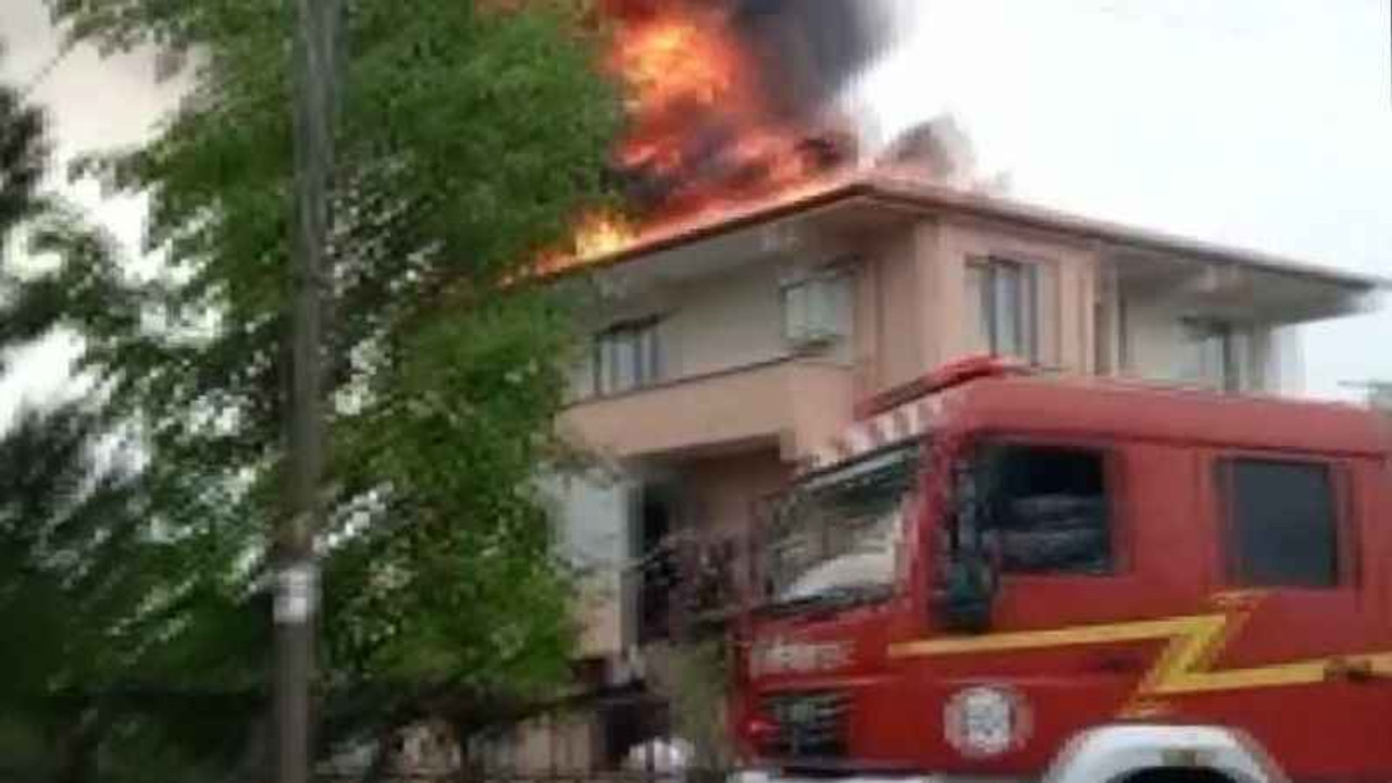 İki katlı apartmanın çatısı alev alev yandı