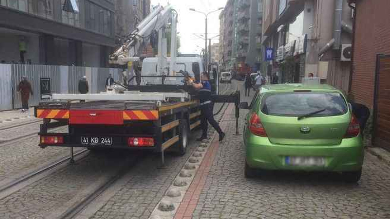 Tramvay yoluna park edilen araçlar çekiliyor