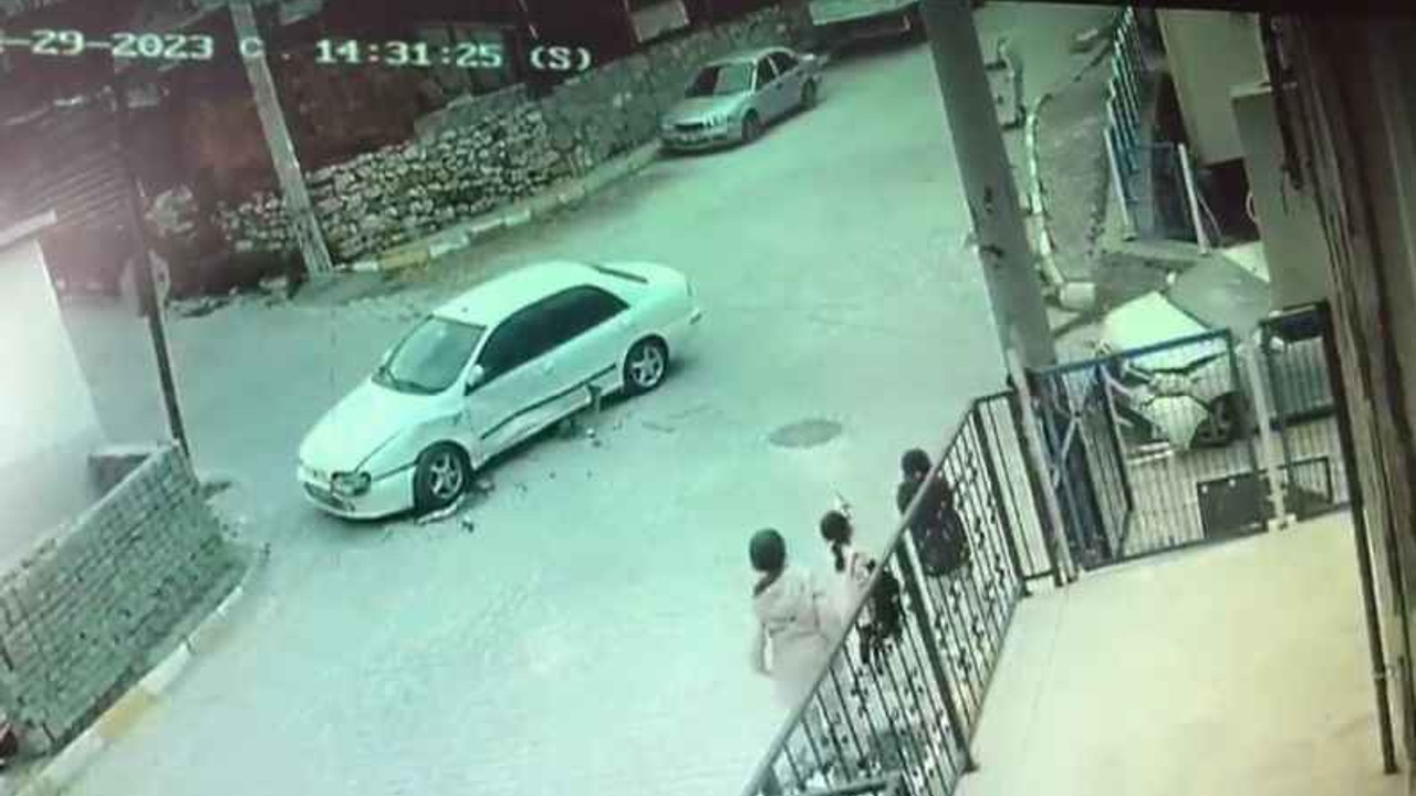 Kazada otomobil yokuştan aşağı savrularak bina duvarına çarptı