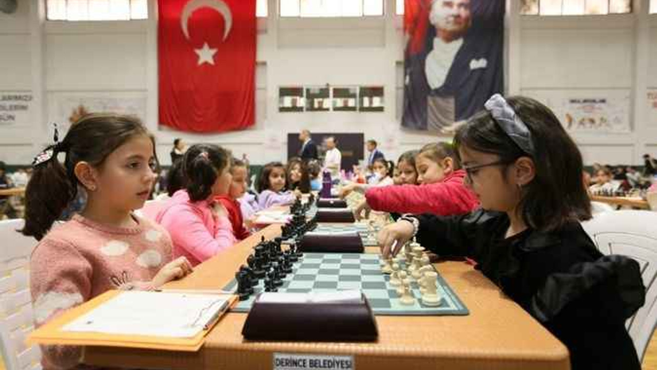 Minik öğrencilerin satranç turnuvası renkli görüntülere sahne oldu