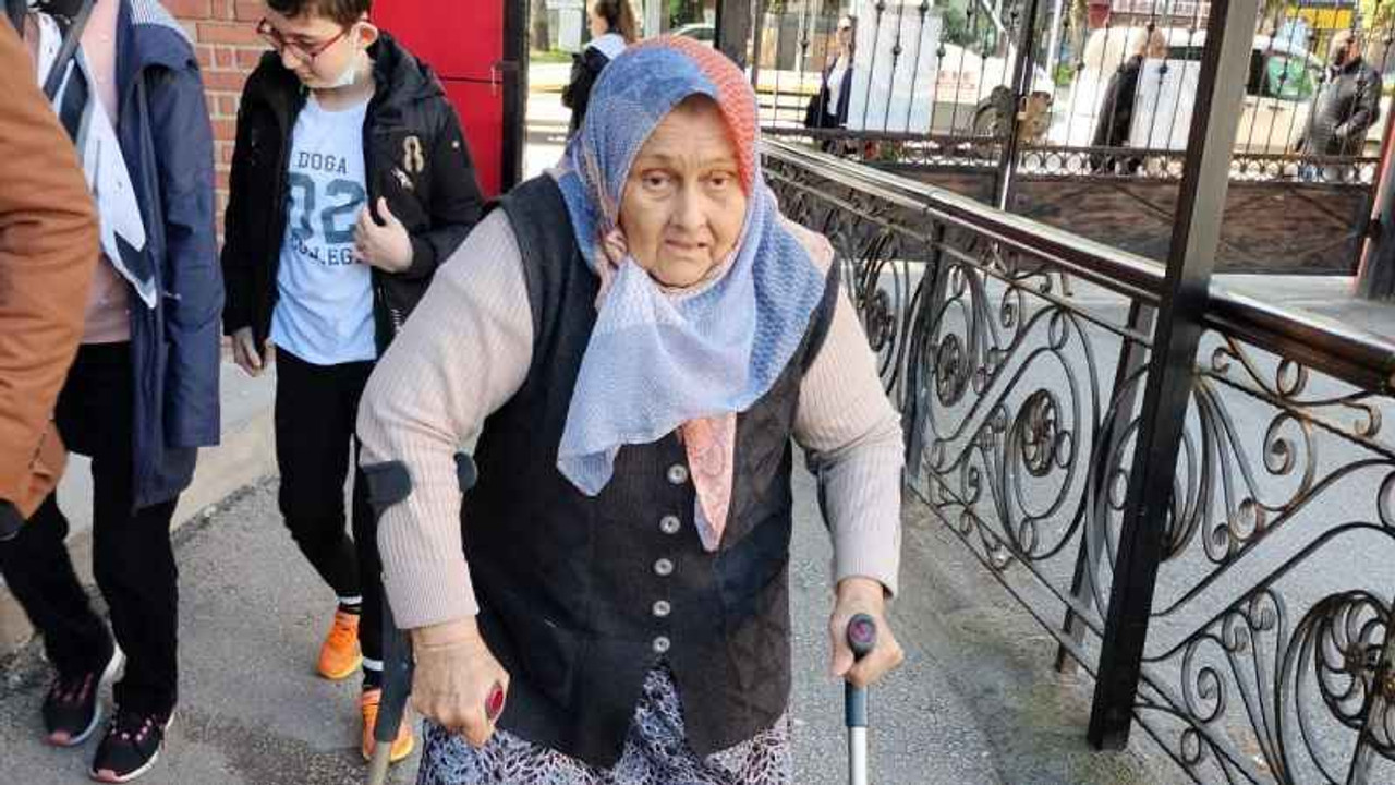Engelli Nazile teyze tek başına oyunu kullandı