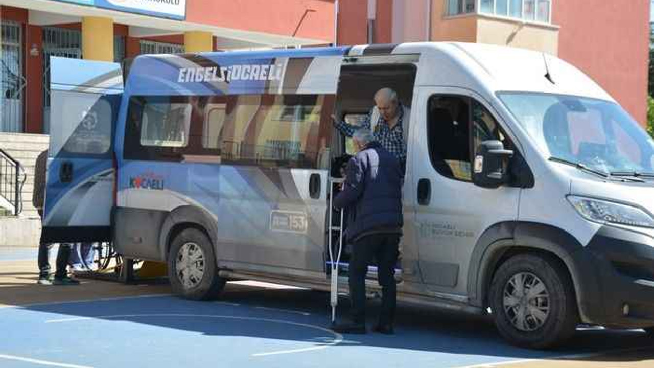 Oy kullanmaya "engelsiz taksi" ile gittiler