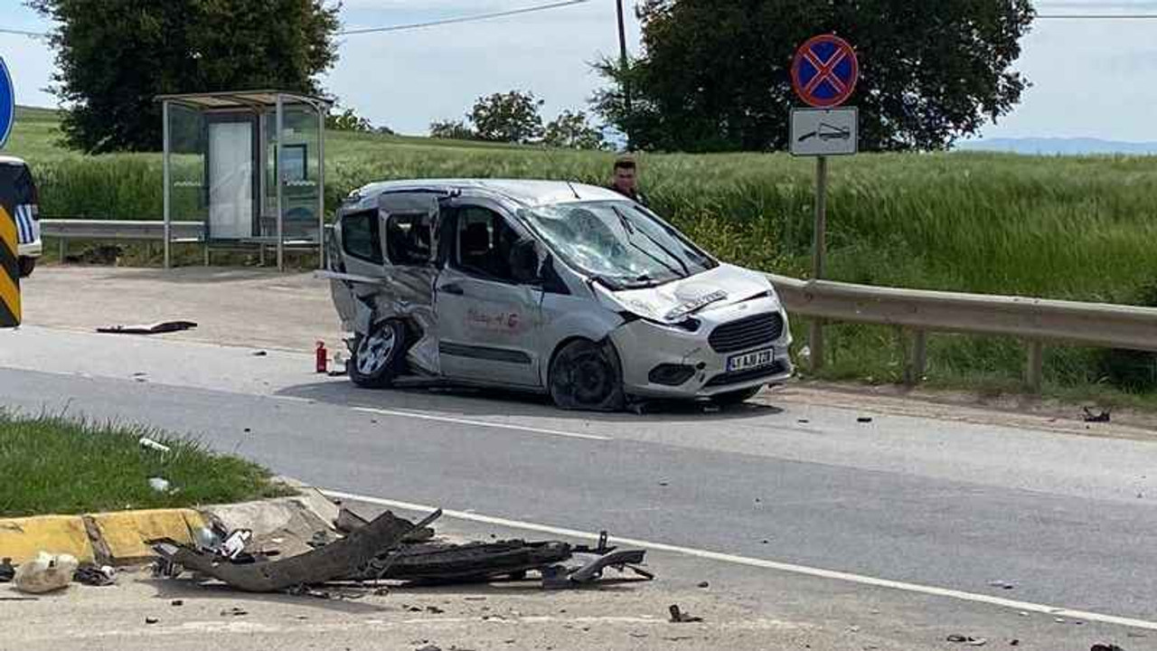 3 araç çarpıştı, 3 kişi yola savruldu