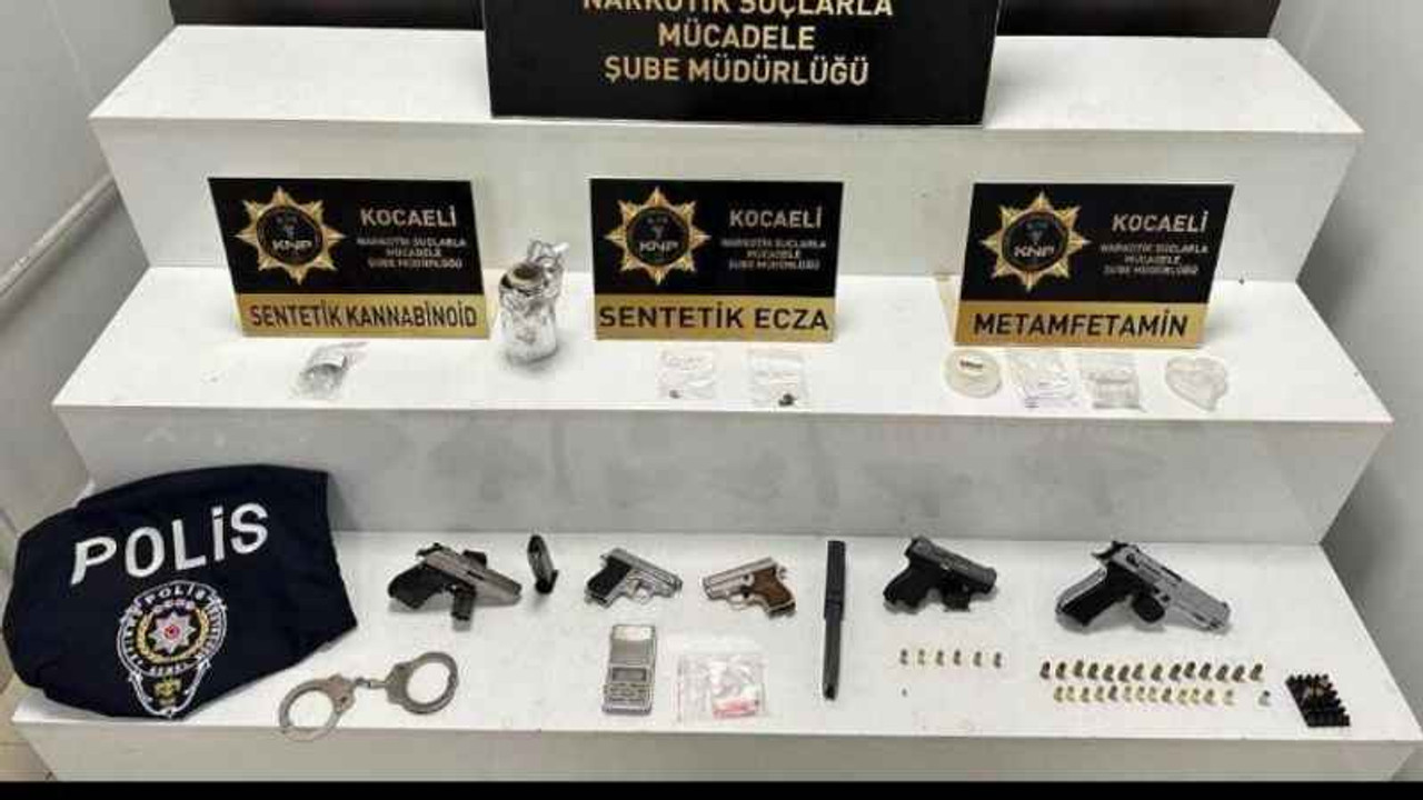 Uyuşturucu ticaretçisinin evinde polis yeleği ve kelepçe bulundu
