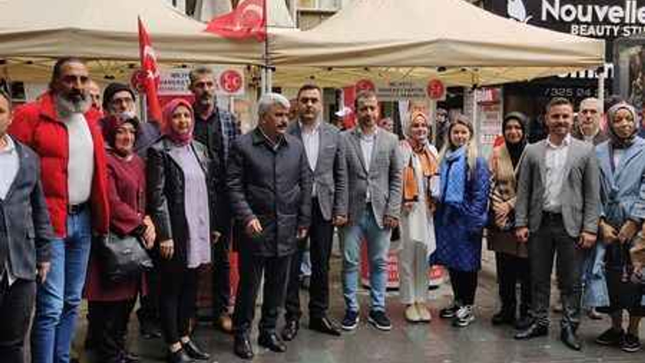 Hülagü’den MHP standına ziyaret