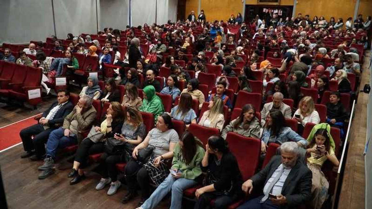 Gölcüklü öğrencilerin sanat şöleni dinleyenleri mest etti