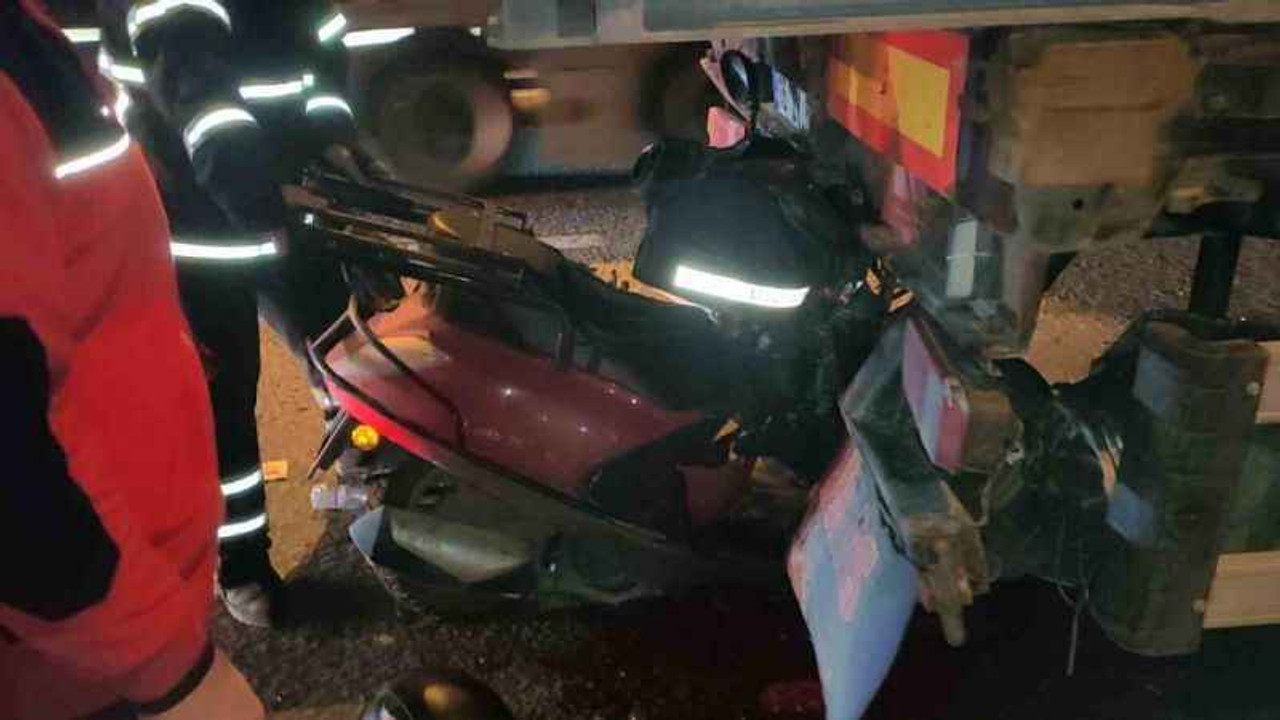 Motosiklet tıra ok gibi saplandı: Motokurye hayatını kaybetti