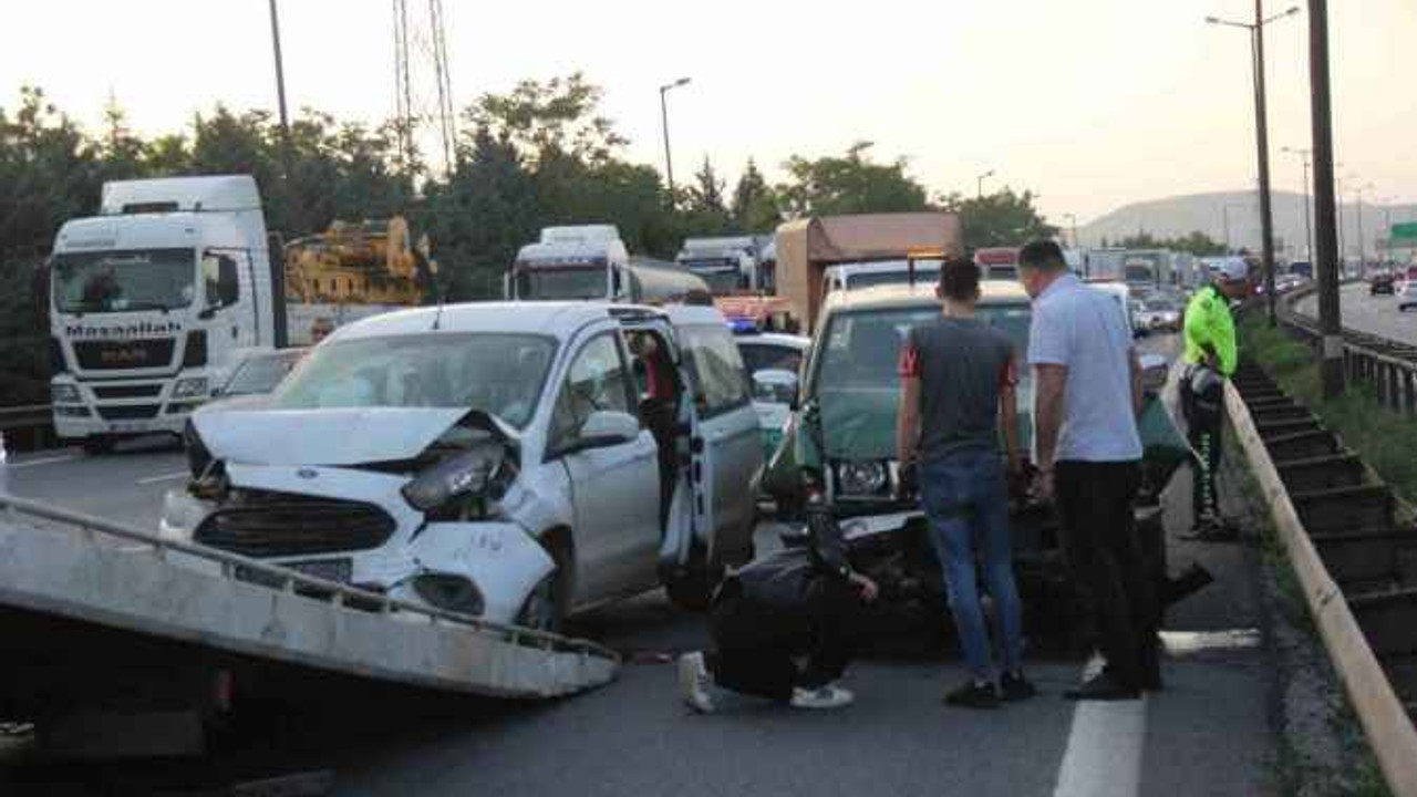 Arıza yapan kamyon zincirleme kazaya sebep oldu: 2 kişi yaralandı